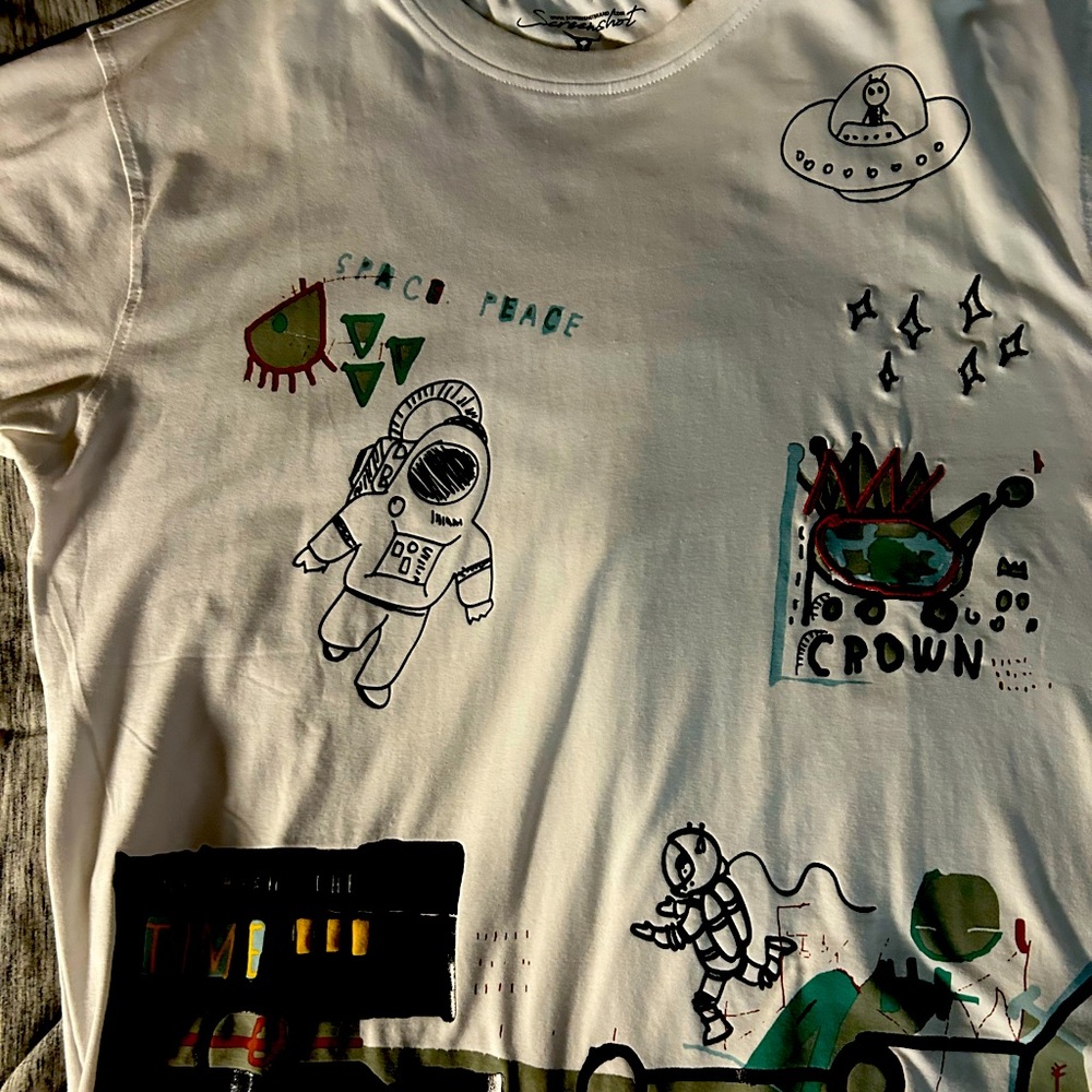 Large screenshot graffiti shirt never worn great condition low price